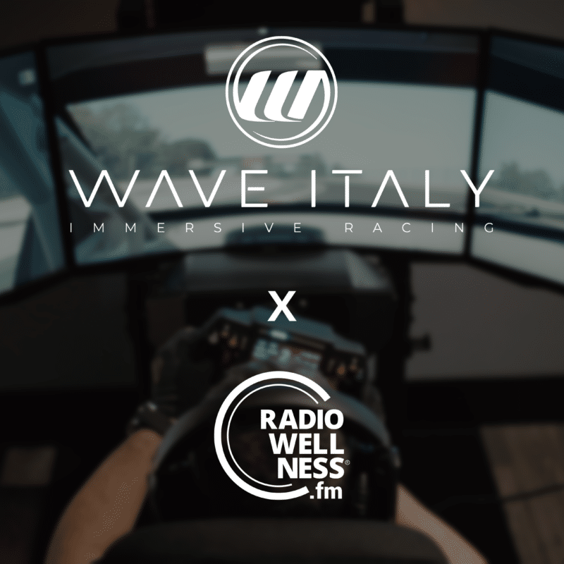Immagine che ritrae una simulatore di guida Wave Italy come sfondo e le immagini dei loghi di Wave Italy e Radio Wellness che promuovono la loro partnership. Image depicting a Wave Italy driving simulator as a background and images of the Wave Italy and Radio Wellness logos promoting their partnership.