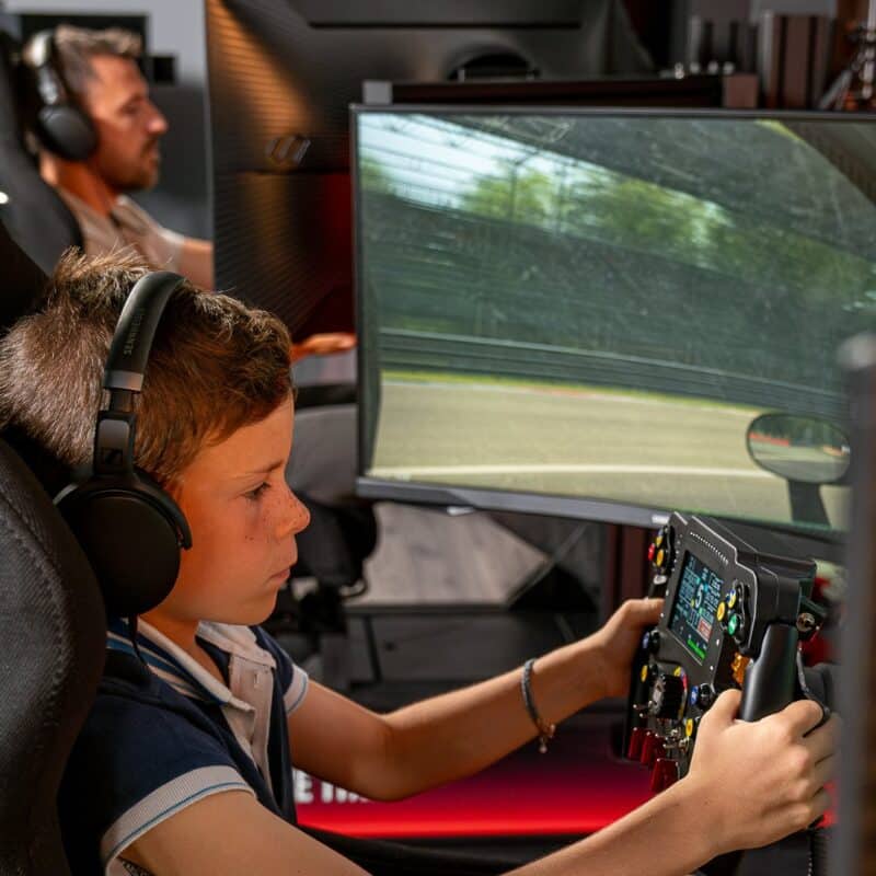 Immagine che ritrae un bambino che guida un simulatore Wave Lynx Evo Kids